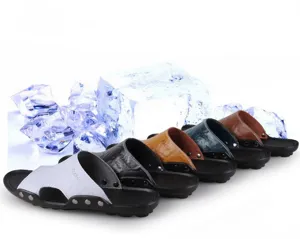 Sandalias casuales de verano para hombres, zapatos de playa transpirables con remaches.