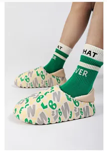 Cómodos zapatos de invierno de algodón forrados para interior y exterior con diseño sin cordones.
