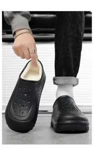 Winter men's fleece-lined clogs, slip-on warm shoes, thick sole non-slip indoor shoes.