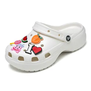 Witte plateau tuinclogs voor vrouwen, ademende strand schoenen met leuke bedels en charms.