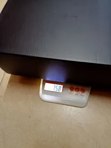 Λεπτομέρεια βάρους πακέτου αποστολής 758g σε ψηφιακή ζυγαριά για ανδρικά παπούτσια