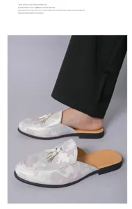 Ανδρικά μυτερά mules flat loafers με κομψή φούντα και μοντέρνα μοτίβο καμουφλάζ.