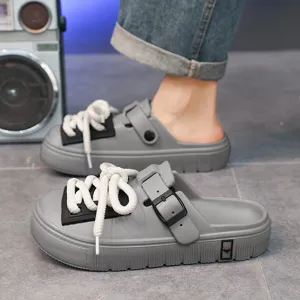 Herren Sommer Freizeitschuhe Clogs mit dicken weißen Schnürsenkeln und seitlicher Schnalle.