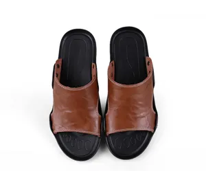 Sandalias hombre marrones de piel puntera abierta detalle, suela negra blanda, zapatos.