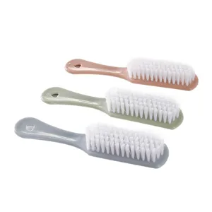 Plastikreinigungsbürste mit weichen Borsten, langem Griff und Aufhängelloch für Schuhe und Wäsche.
