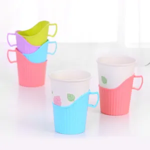 Portabicchieri in plastica colorata con manico, manicotti antiscottatura per tazze domestiche.