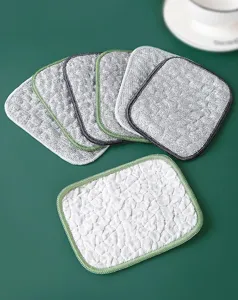 Primo piano dettagliato di panni per piatti in filamento d'argento a doppio strato e ben rifiniti.