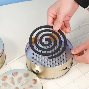 Portaspirales antimosquitos de metal con bandeja de púas ignífuga y tapa para uso en exteriores.