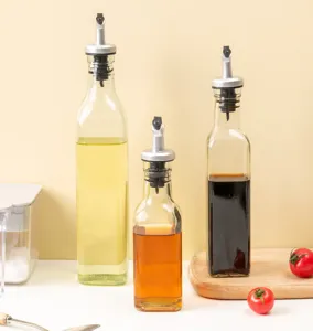 Bottiglia dosatore olio quadrata in vetro trasparente con beccuccio antiribaltamento per cucina.