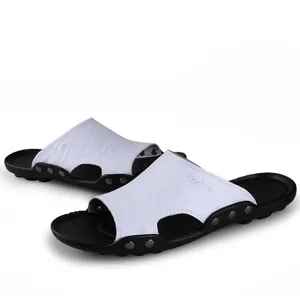 Sandalias de playa de verano para hombre con puntera abierta y suelas suaves blancas.