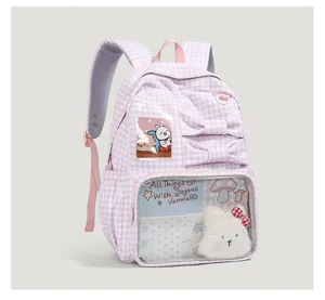 Roze geruite schoolrugzak met venster, schattige strikken en pluche kat voor dagelijks gebruik.