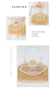 Detalles exquisitos del bolso de noche dorado con pedrería brillante, perlas y borlas finas.