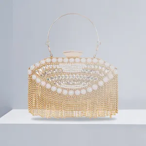 Elegante bolso de noche de pedrería y perlas con flecos brillantes para fiestas chic.