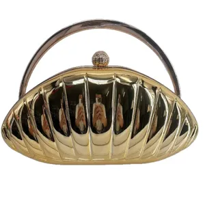 Goldfarbene metallische Muschel-Clutch für Damen, elegante Abendtasche mit Metallgriff.