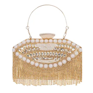 Elegante bolso de noche dorado con perlas, pedrería y flecos para fiestas y bodas.