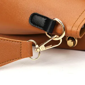 Close-up detail van stijlvolle bruine dameshandtas gouden metalen gesp riem ontwerp