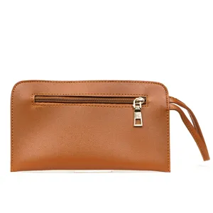Bruine kunstlederen dames clutch portemonnee met polsbandje en handige ritssluiting.