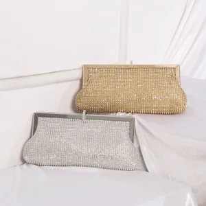 Detailansicht glitzernder Strass Abendtaschen in Gold und Silber, ideal für festliche Anlässe.