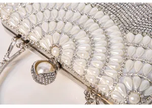 Dettaglio di una borsa da sera con perle e strass, perfetta per abiti eleganti e grandi feste.