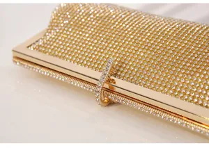 Exquisite Strass Abendtasche Clutch mit luxuriösem goldenen Rahmen und Kristall Nagelschluss.