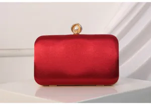 Elegante bolso de noche tipo clutch de terciopelo rojo con cierre de perla y estrás para fiesta.