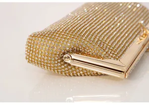 Nahaufnahme einer luxuriösen goldenen Strass-Abendtasche mit funkelnden Kristallen.