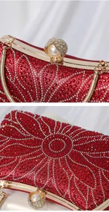 Vista de primer plano detallada de bolso de noche rojo con diamantes de imitación brillantes.