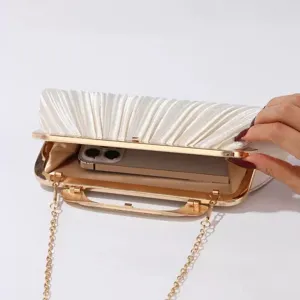 Eleganter weißer Plissee Abendtasche Clutch mit goldem Metallrahmen und Kette für Damen.