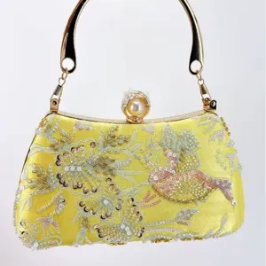 Κομψή κίτρινη σατέν τσάντα βραδινή clutch με πλούσιο κέντημα, χρυσή λαβή και μαργαριτάρι.