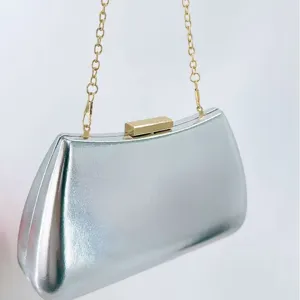 Γυαλιστερή ασημένια βραδινή τσάντα clutch με χρυσή αλυσίδα, κομψή μεταλλική τσάντα για γυναίκες.