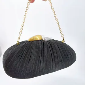 Κομψή μαύρη πλισέ τσάντα βραδινή clutch με χρυσή αλυσίδα για επίσημο γυναικείο πάρτι.