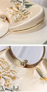 Primeros planos de la bolsa de noche bordada retro china con asa de metal dorado y flores.