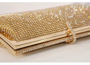 Exquisite goldene Strass-Abendtasche mit glitzernden Kristallen und Metallrahmen für Bankette.