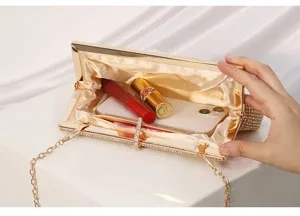 Detailansicht der eleganten Strass-Abendtasche mit geräumigem Innenraum und Fächern.