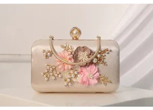 Exquisito bolso de mano de noche color champán con detalles florales y de perlas hechos a mano.