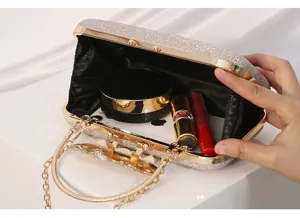Detalle de bolso de noche con purpurina que muestra la capacidad interior con cadena dorada.