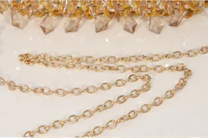 Detailopname van kralen avondtas franjes en stijlvolle gouden metalen kettingriem.