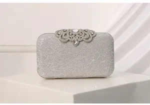 Bolso de noche plateado con purpurina y cierre de pedrería brillante para fiestas y bodas.