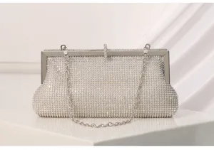 Wunderschöne Kristall Strass Abendtasche Detailansicht mit glänzender Silber Kette.