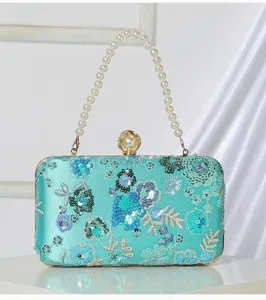 Exquisite Pailletten bestickte Abendtasche mit elegantem Perlenhenkel und edlem Verschluss.
