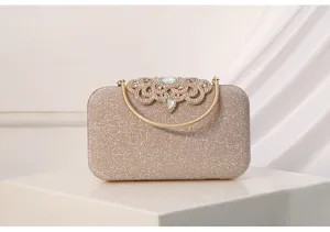 Detalle del brillante bolso de noche con decoración de pedrería y elegante asa de cadena.