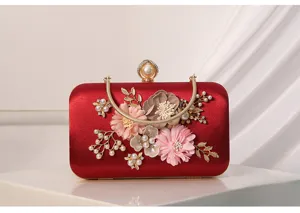 Elegante bolso de mano clutch de satén rojo con flores y perlas para fiesta boda.