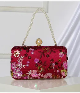 Elegante rote Pailletten Abendtasche mit Perlenhenkel und edlem Verschlussdetail für Damen.