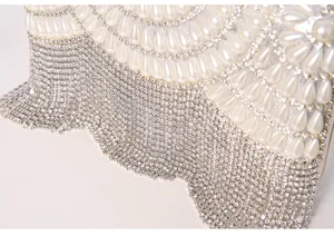 Primo piano dettagliato di elegante borsa da sera con strass e frange di perle lucenti.