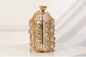 Gouden kristal kraal avondtas zijaanzicht detail met luxe strass steentjes afwerking.