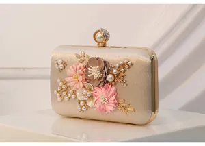 Detalle del bolso de noche color champán con flores hechas a mano y abalorios de perlas.