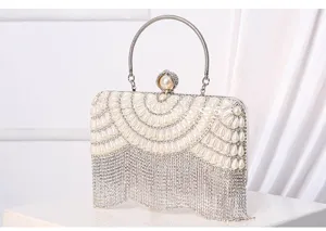 Dettaglio della borsa da sera con perle e strass, elegante pochette con frange per donne.