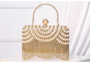 Vista dettagliata della borsa da sera con perle, strass scintillanti e frange eleganti.