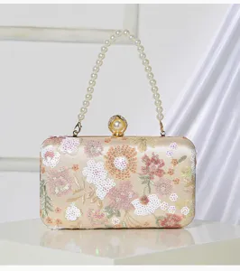 Detailansicht der Damen Abendtasche mit Blumen Pailletten, Perlenhenkel und edlem Verschluss.