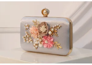 Elegante bolso de noche plateado con flores y perlas hechas a mano para fiestas y bodas.